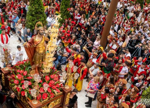 El “Pack Festero” vive su mejor año histórico al atraer a centenares de turistas frente a los apenas 50 de la edición anterior